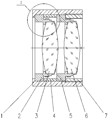 Adaptive-centering optical lens mounting device and optical element interval control method