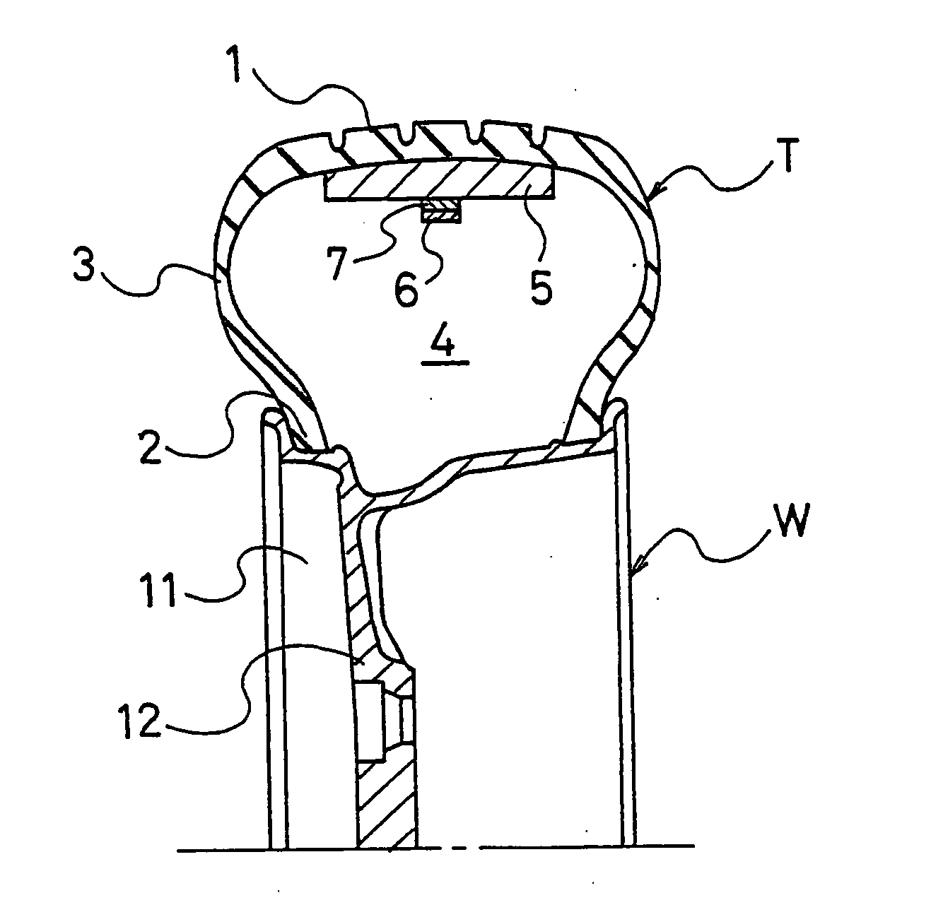 Pneumatic tire and tire cavity resonance suppression device