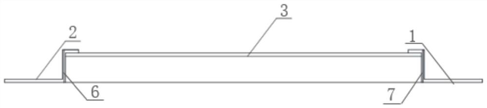 Trackside equipment mounting structure suitable for U-shaped beam