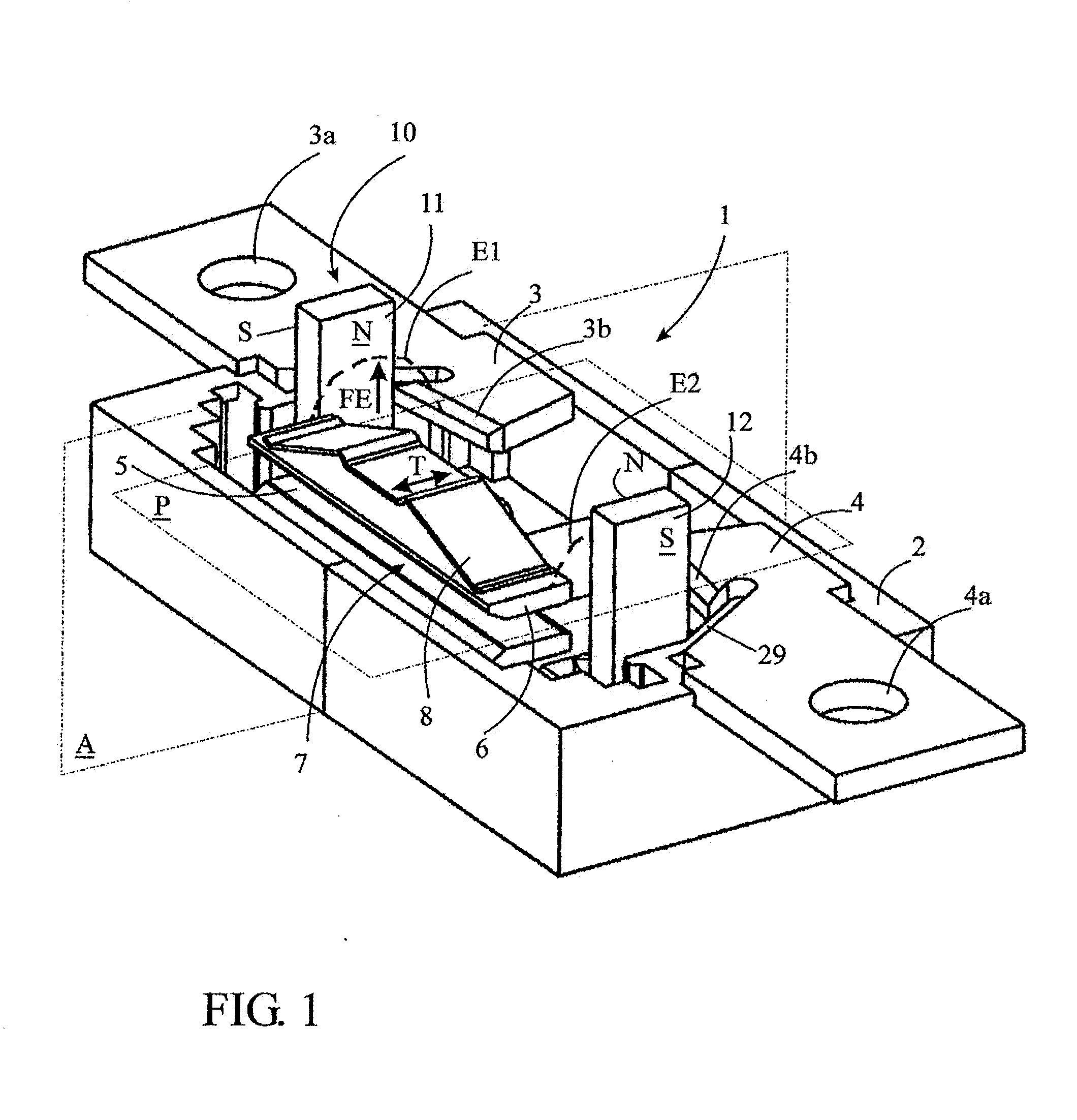 Electrical switching device, notably for direct current, equipped with a magnetic module for blowing the electric arc