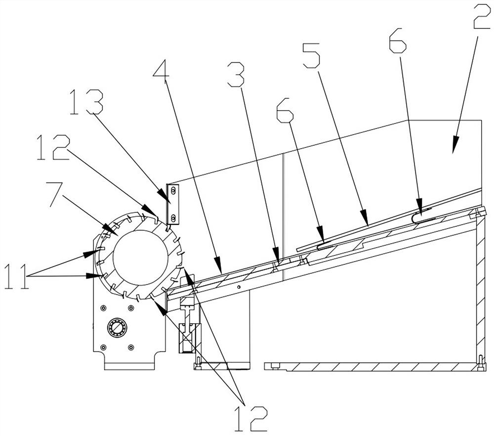 Fully automatic distributing device for conveying long rubber hoses