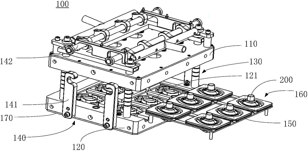 Rotational molding die, and rotational molding method