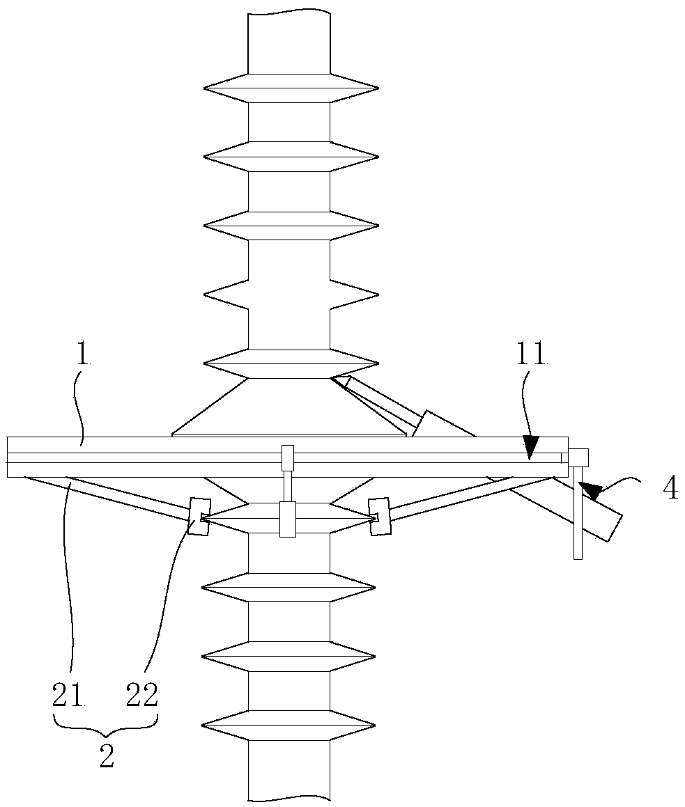 Auxiliary mechanism for structural adhesive smearing and gluing device for insulators