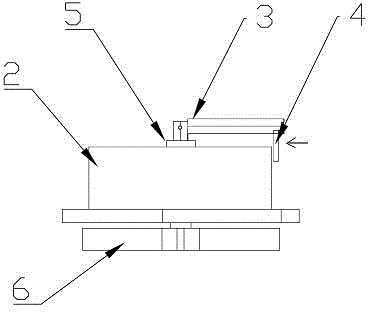 Roll material transport device with material feeding prompt function and use method thereof