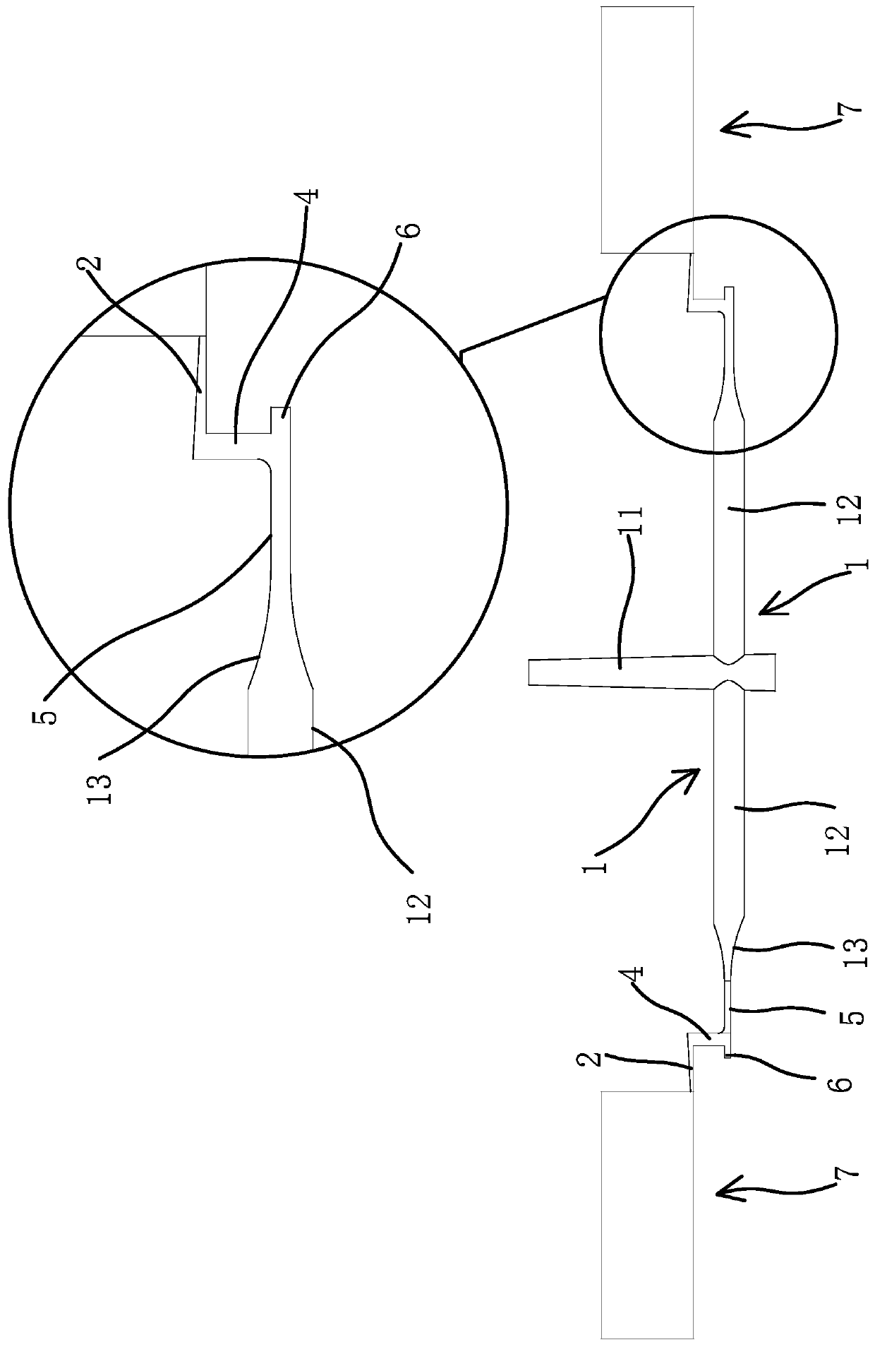 Self-flow-disturbing injection mold pouring system