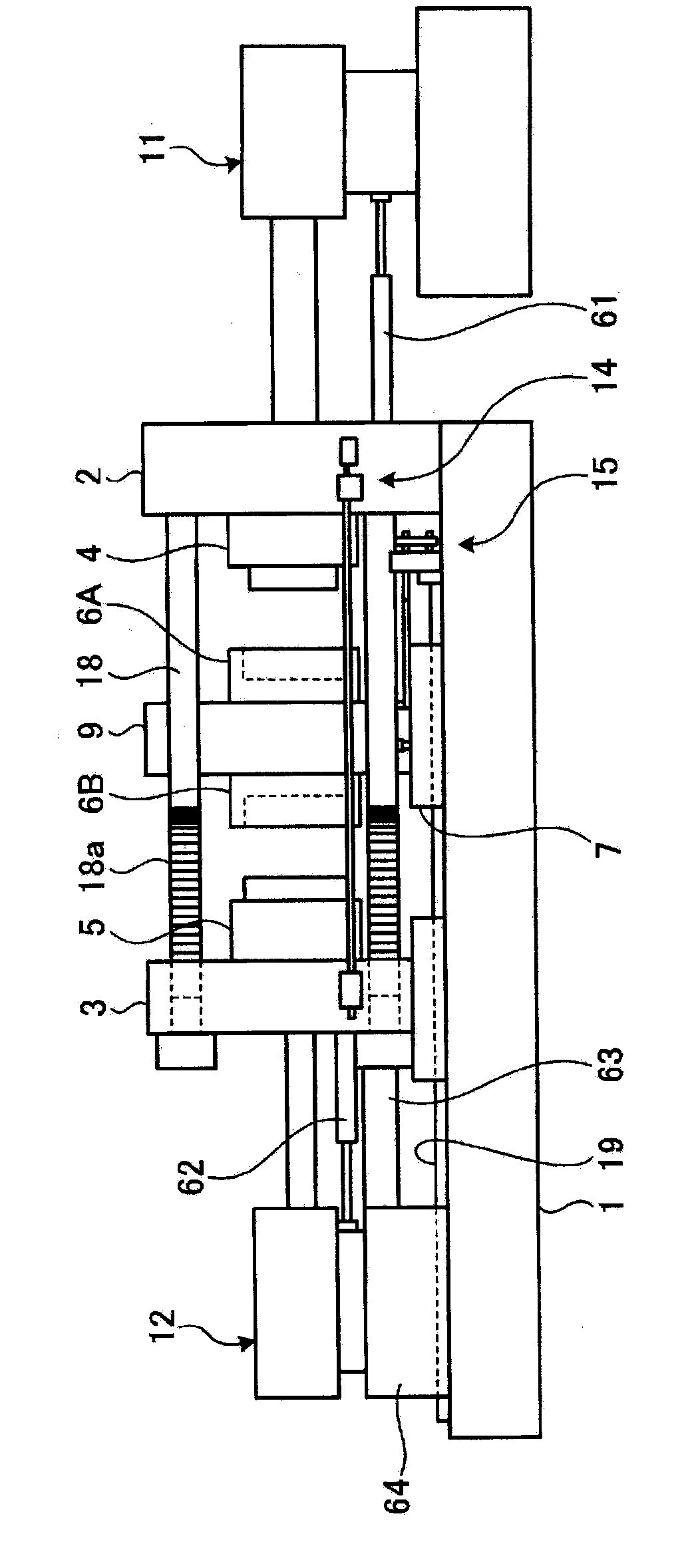 Injection molding machine for molding double materials and control method thereof