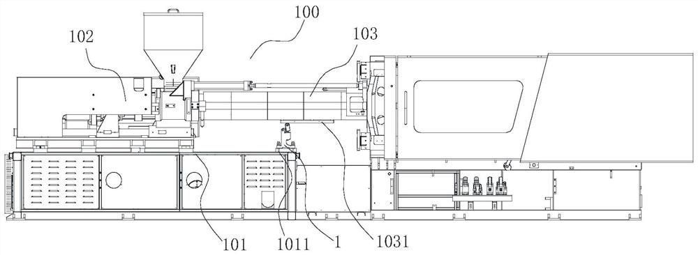 Self-adaptive supporting mechanism for injection table of injection molding machine