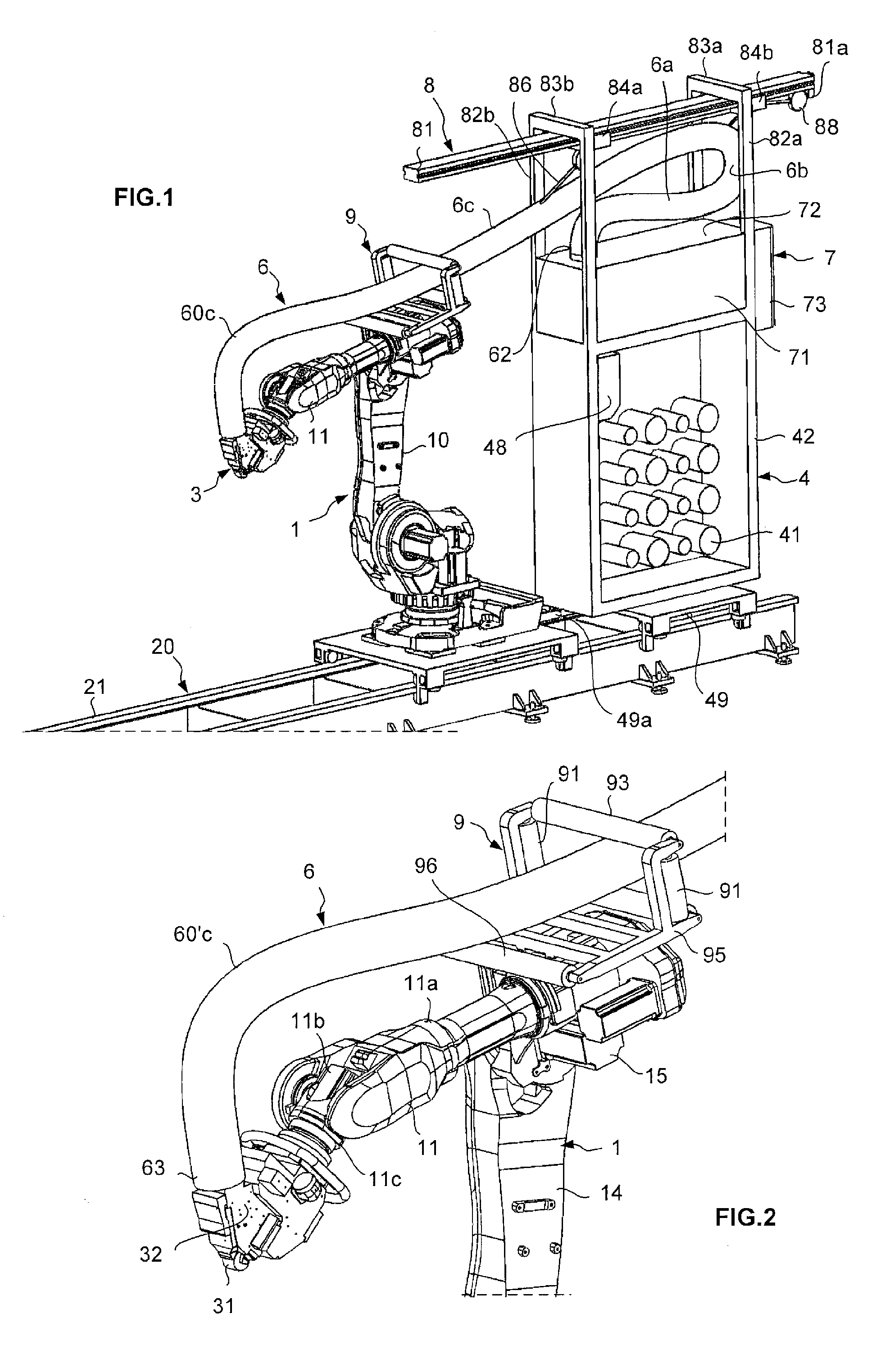 Fiber application machine provided with flexible fiber conveying tubes arranged within a cold sheath