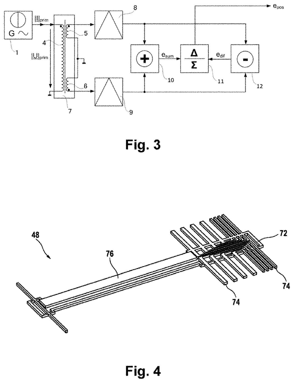 Displacement sensor having a return core in a housing cavity