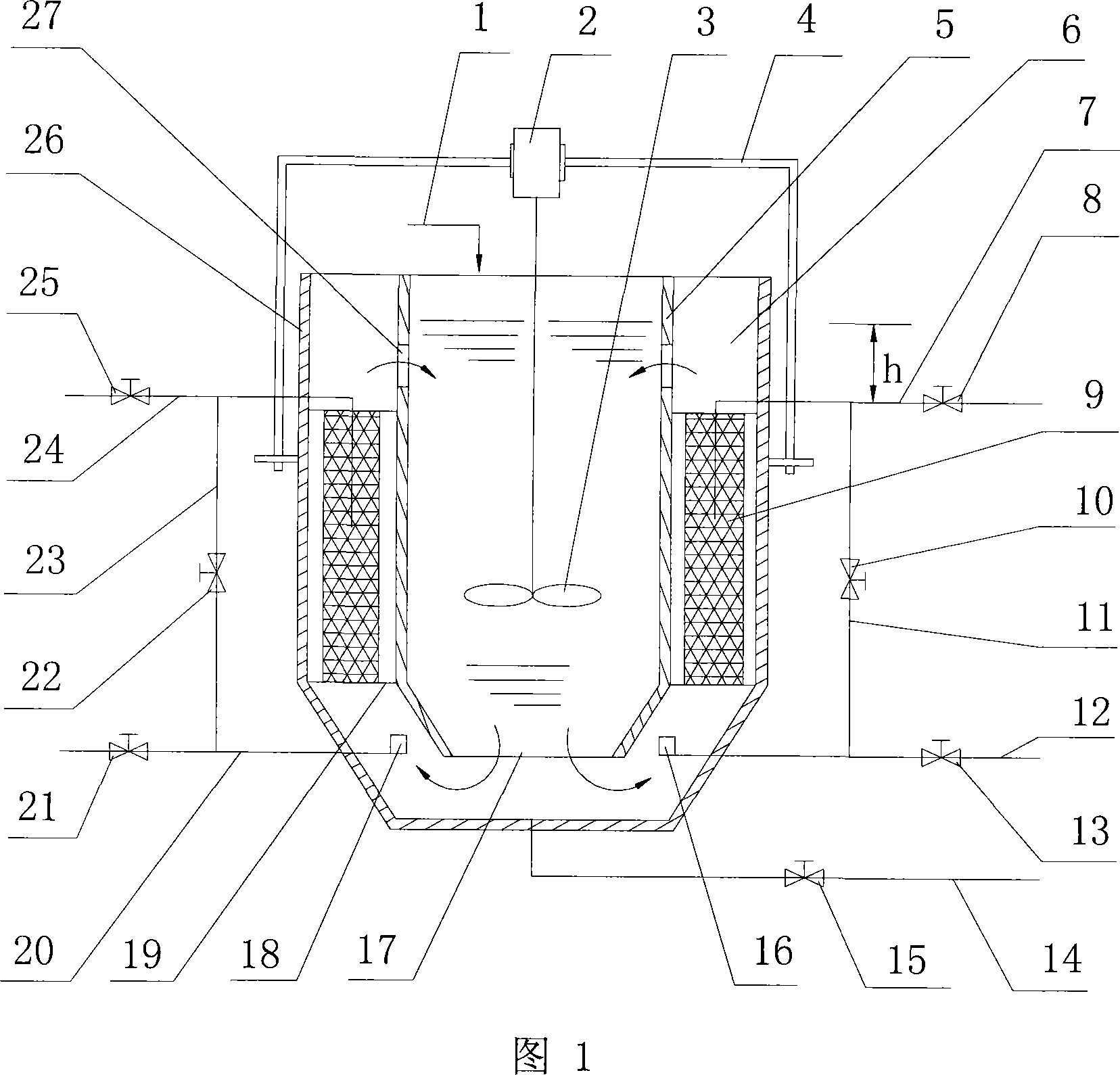 Integrated sequencing-batch method for treating sewage by plant micro-net dynamic membrane and apparatus therefor