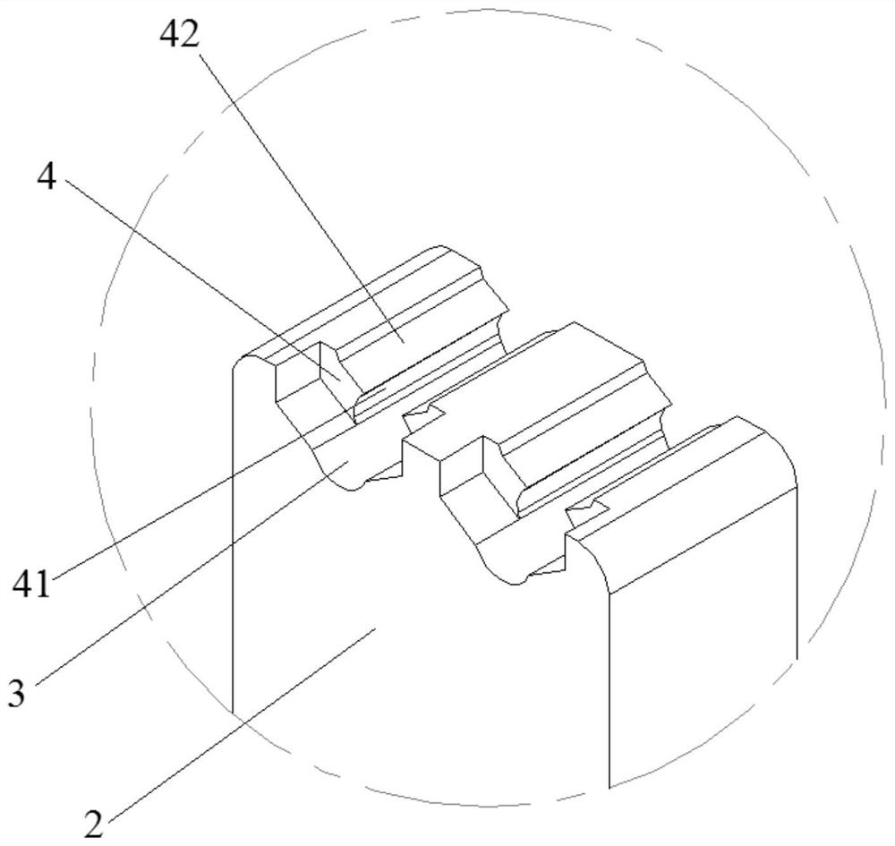 A welding connection structure between a capacitor and a busbar