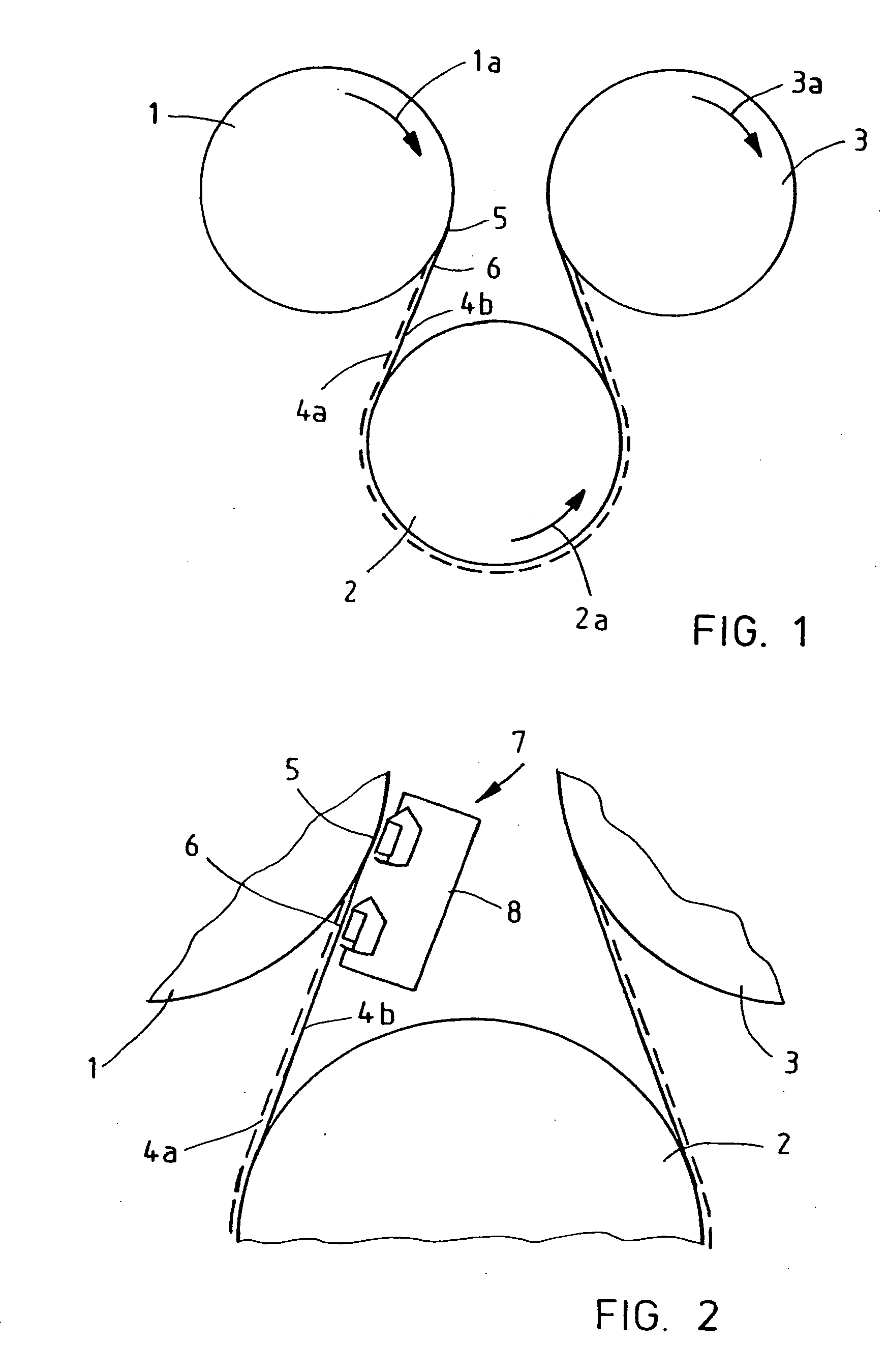 Sealing arrangement against a moving fabric