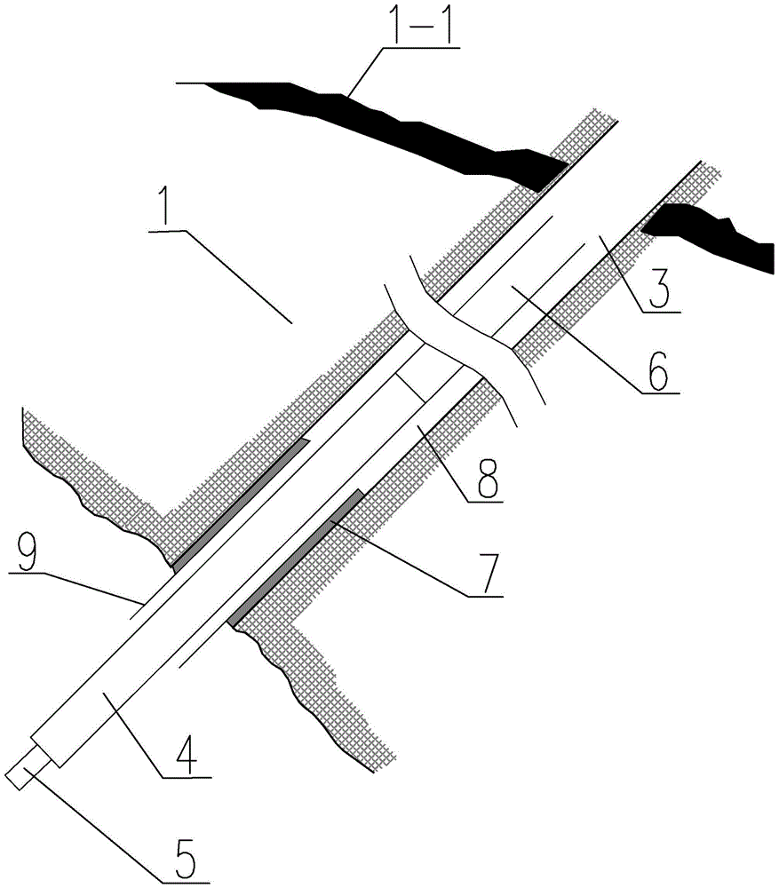 High-pressure water injection device and its construction method for relieving the risk of fracture-slip rockburst