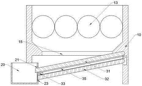 Wine-making grain smashing device with dust removal function