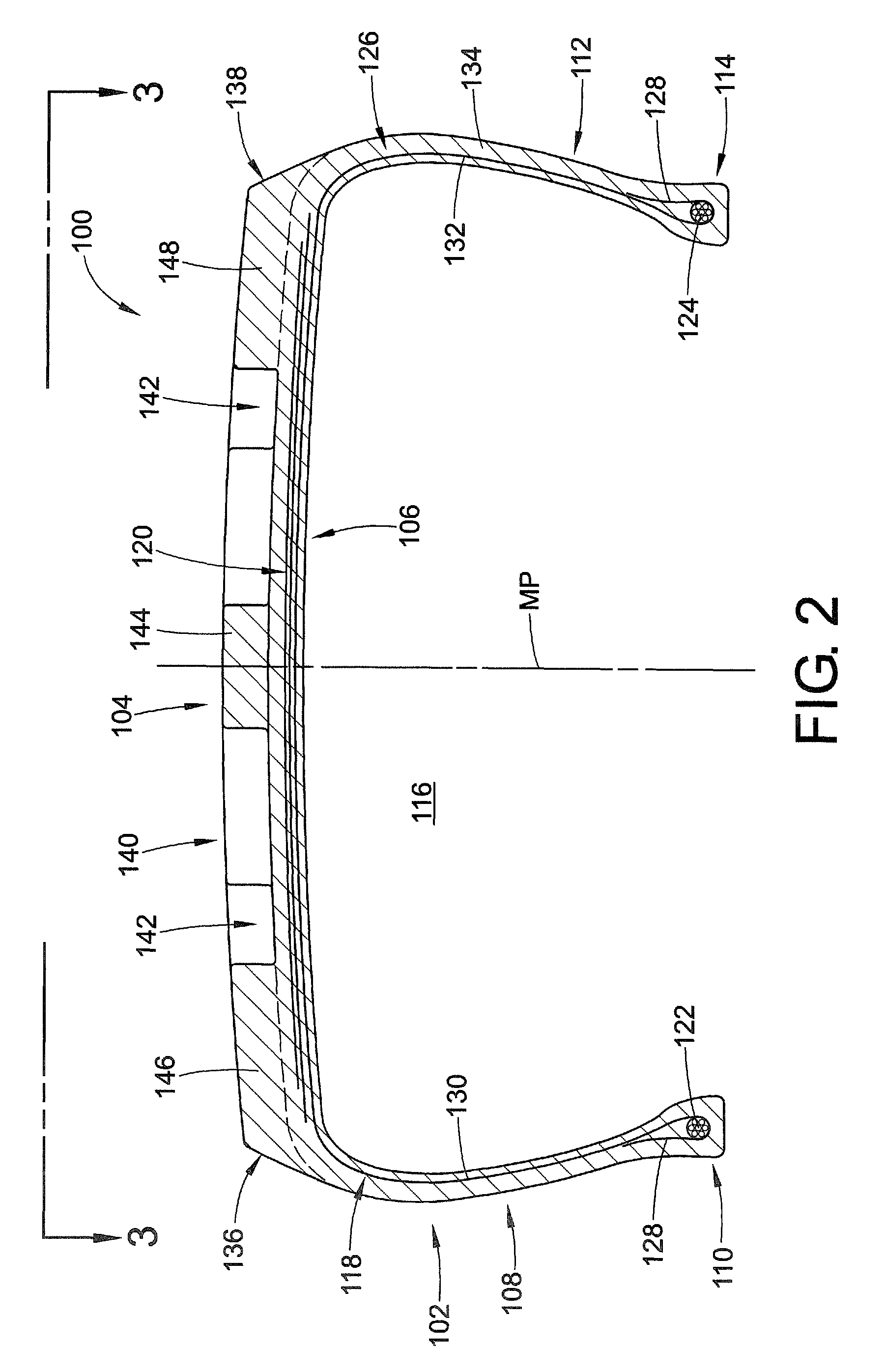 Tire with noise-reducing tread pattern