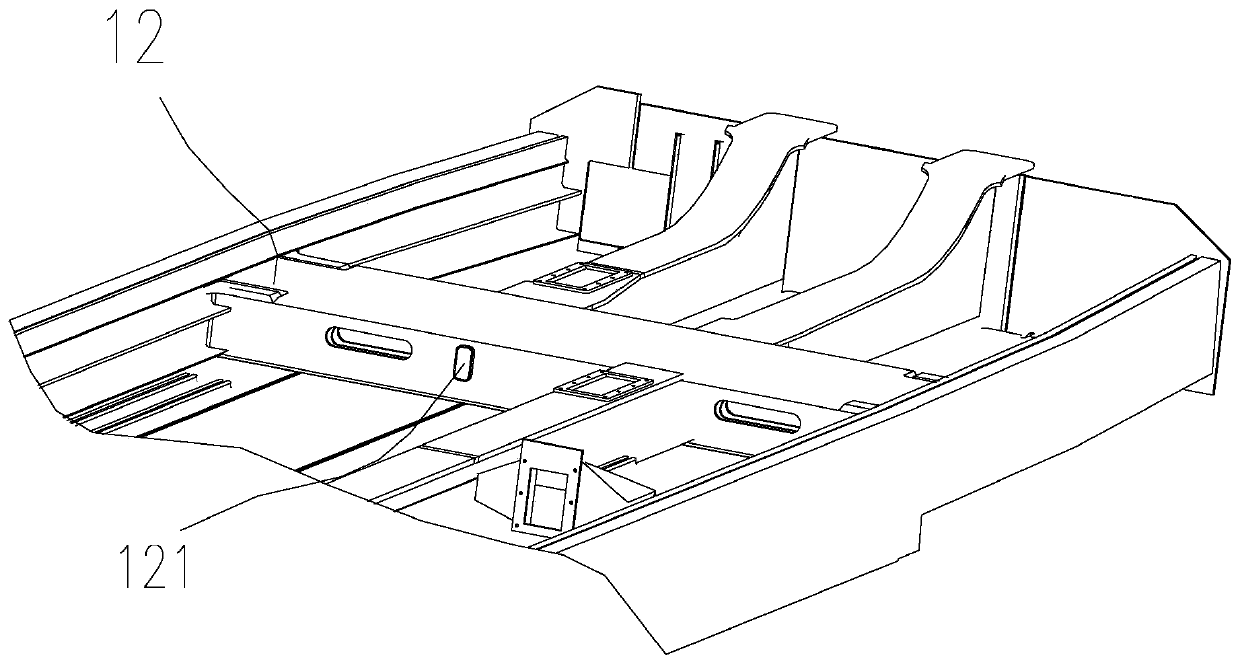 Railway vehicle and underframe structure thereof