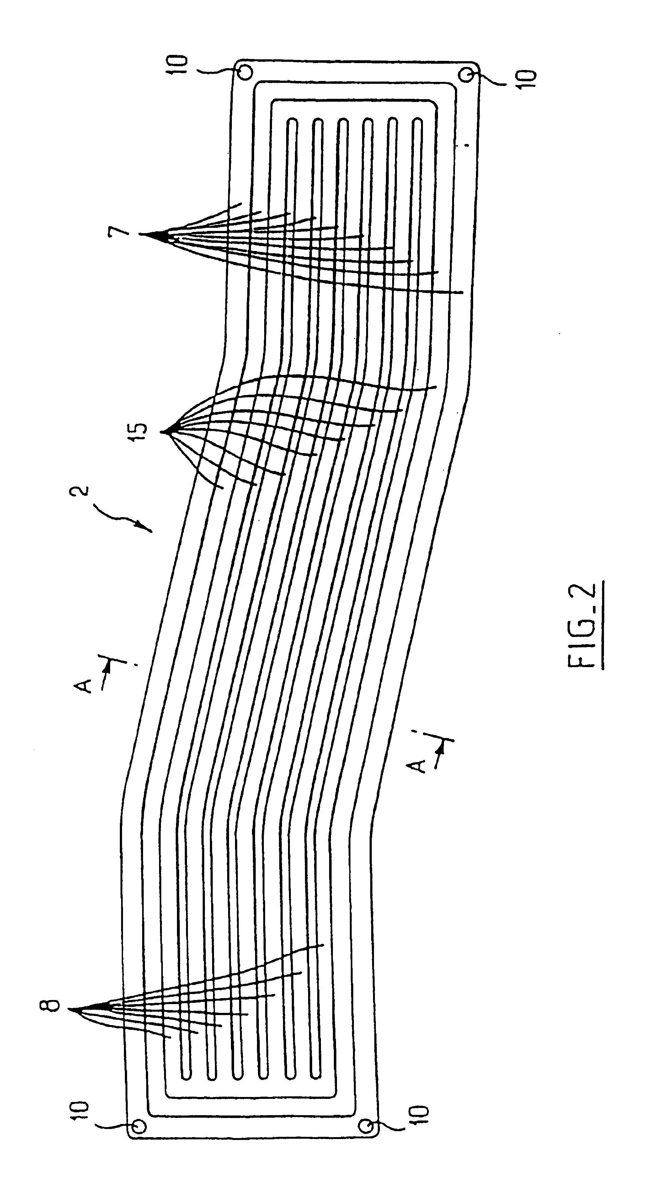 Heat exchanger device using a two-phase active fluid, and a method of manufacturing such a device