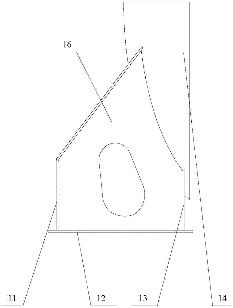 Tank car tank body and tank car chassis connection device and railway tank car