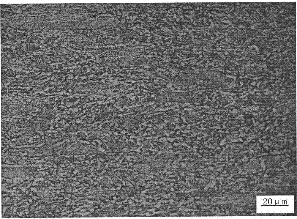 High-strength steel plate with yield strength at 690MPa level and manufacture method thereof