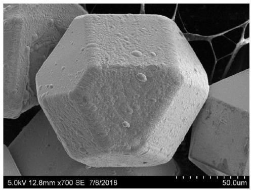 Tungsten-plated diamond particle, tungsten plating method, application of tungsten-plated diamond particle used as copper-based reinforced phase, and obtained diamond/copper composite material