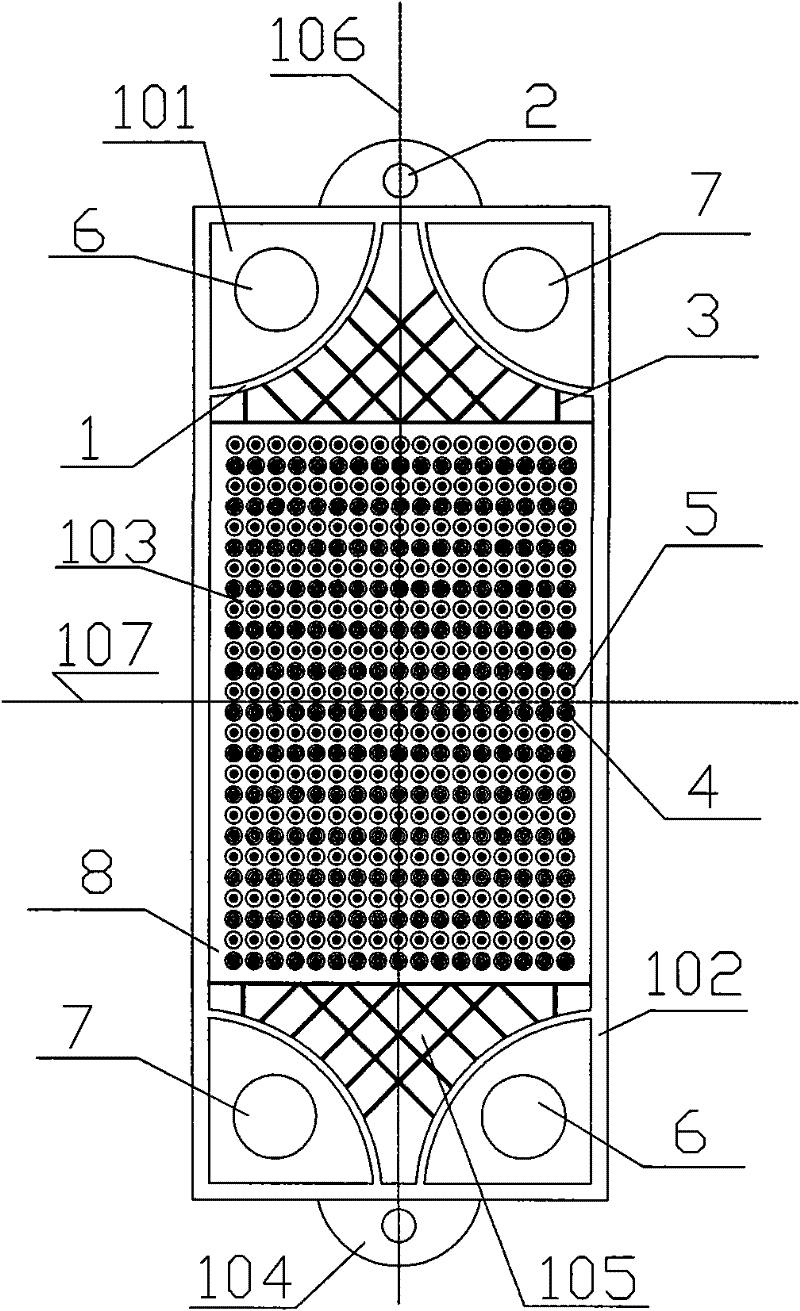 Integrated self-reinforced and compact type one-time surface heat exchanging plate and flow channel structure formed by same