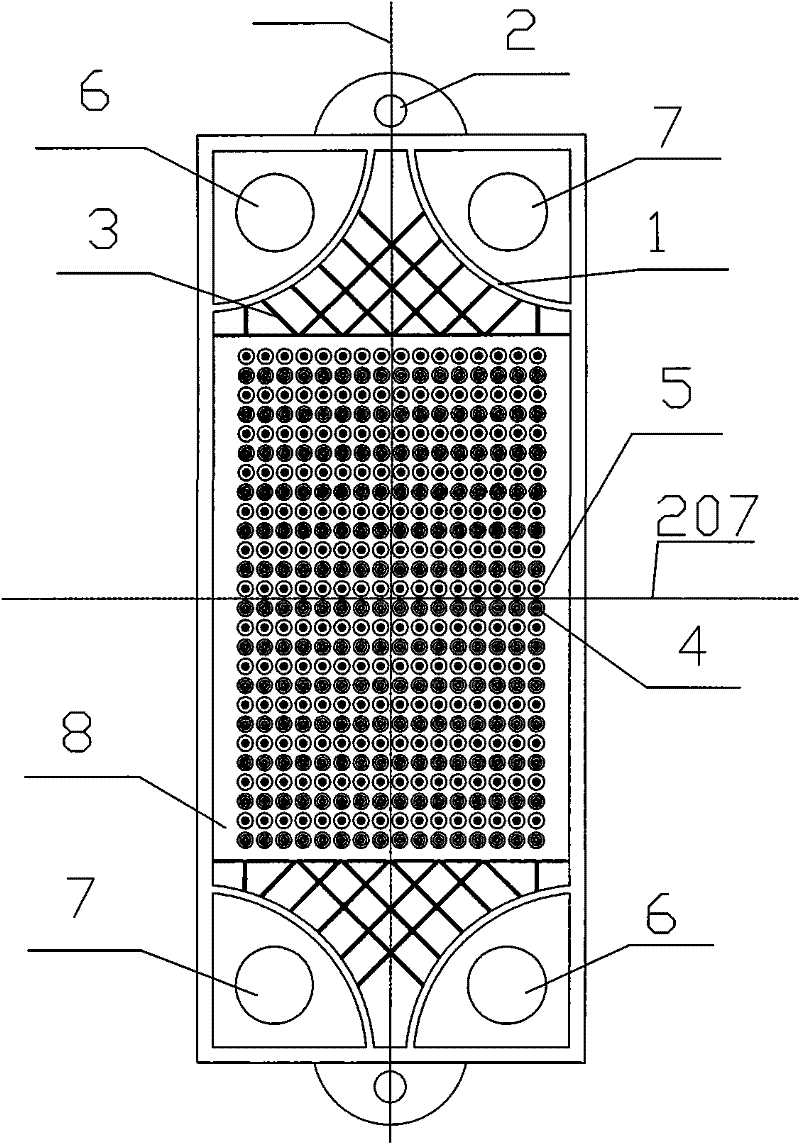 Integrated self-reinforced and compact type one-time surface heat exchanging plate and flow channel structure formed by same