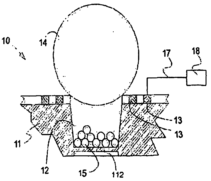 Microfluidic device and method with trapping of sample in cavities having lids that can be opened or closed