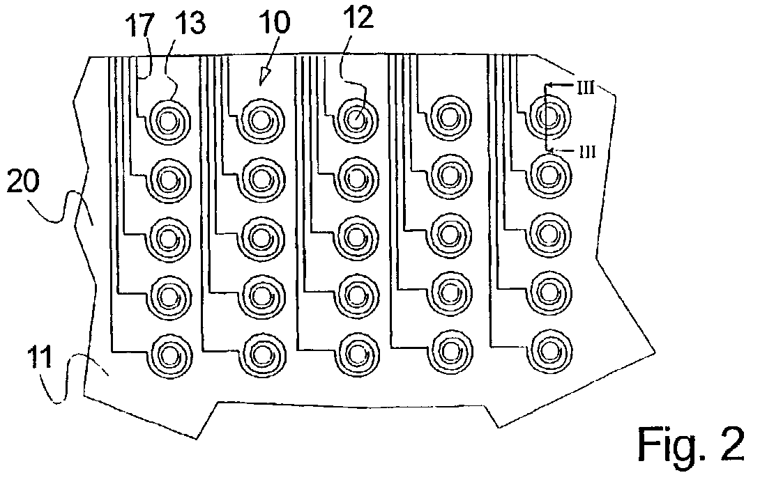 Microfluidic device and method with trapping of sample in cavities having lids that can be opened or closed