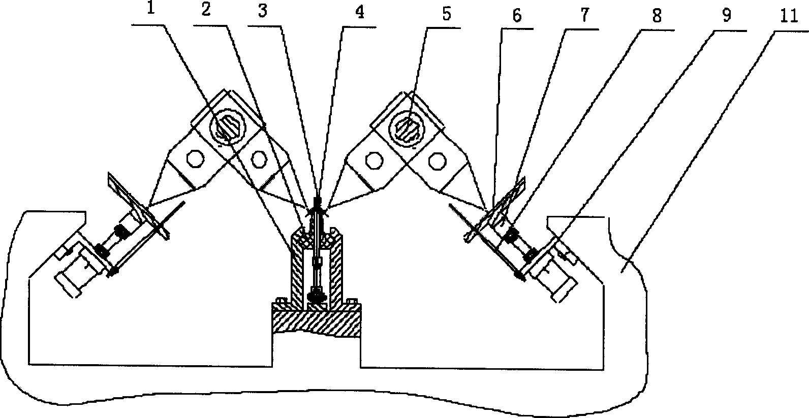 Automatic assembling mechanism for long tail clamp