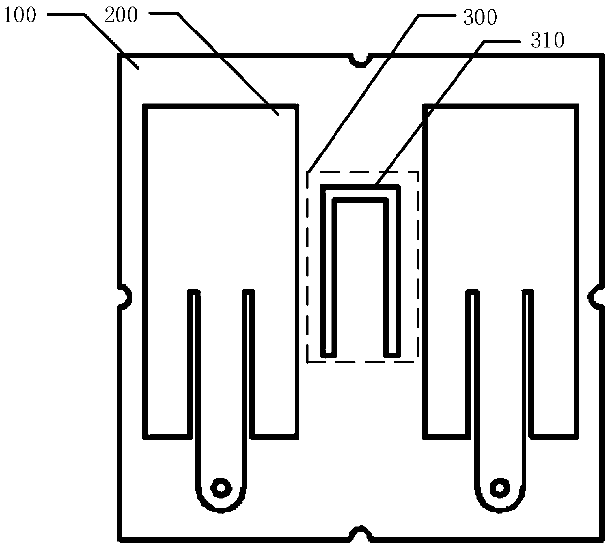 Small spacing microstrip antenna array