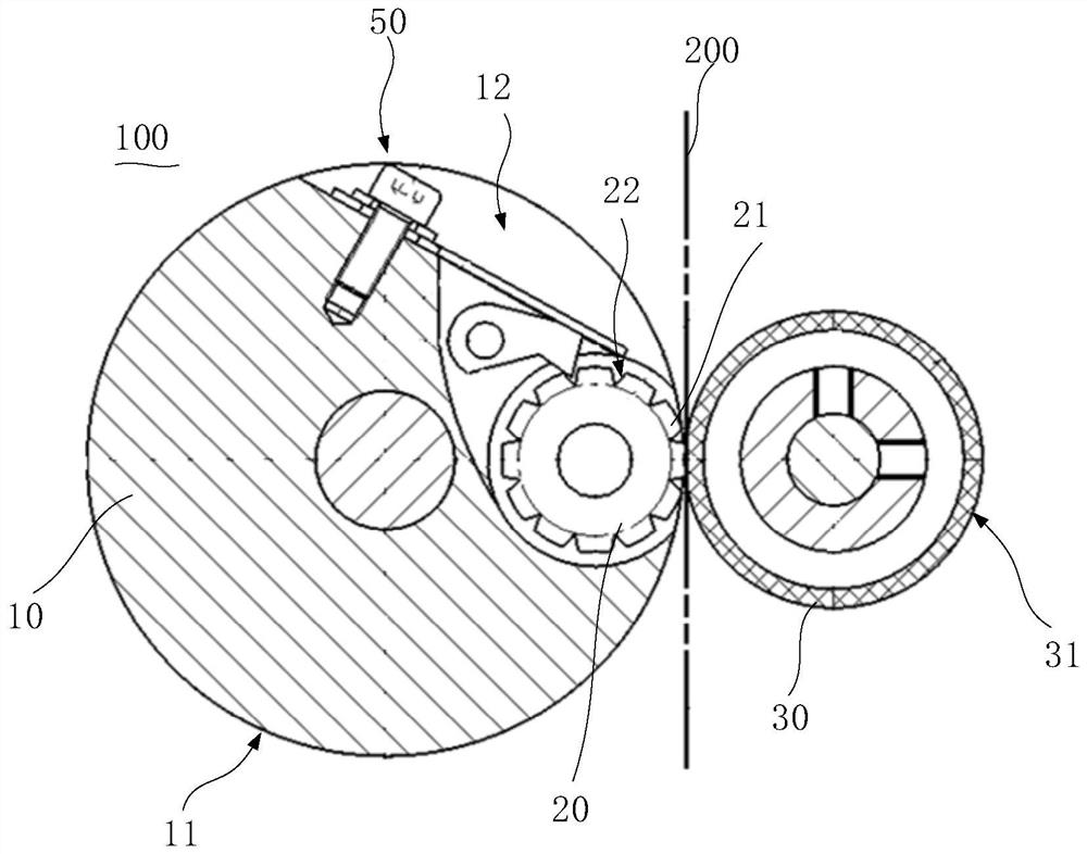 Impressing device and cigarette packaging machine