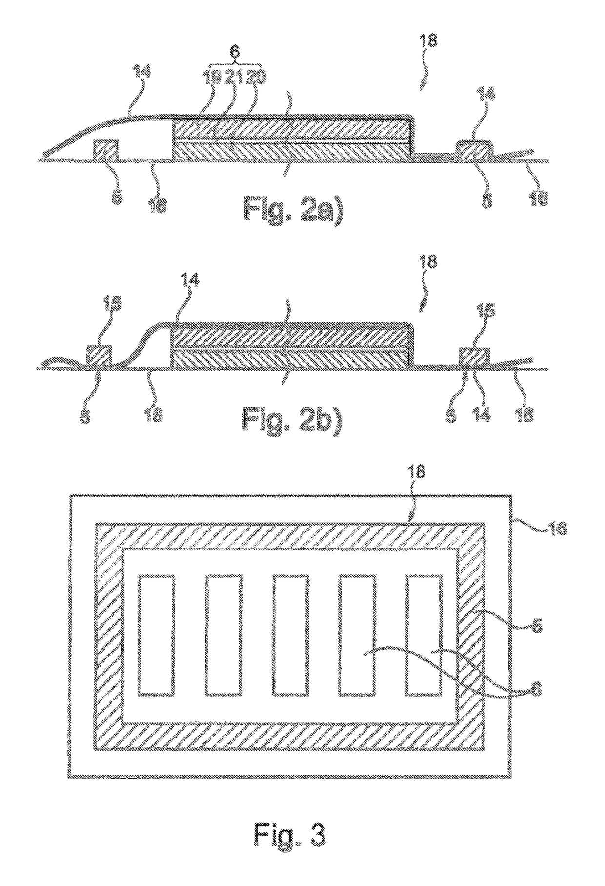 Device and method for producing composite sheets while forming a vacuum bag