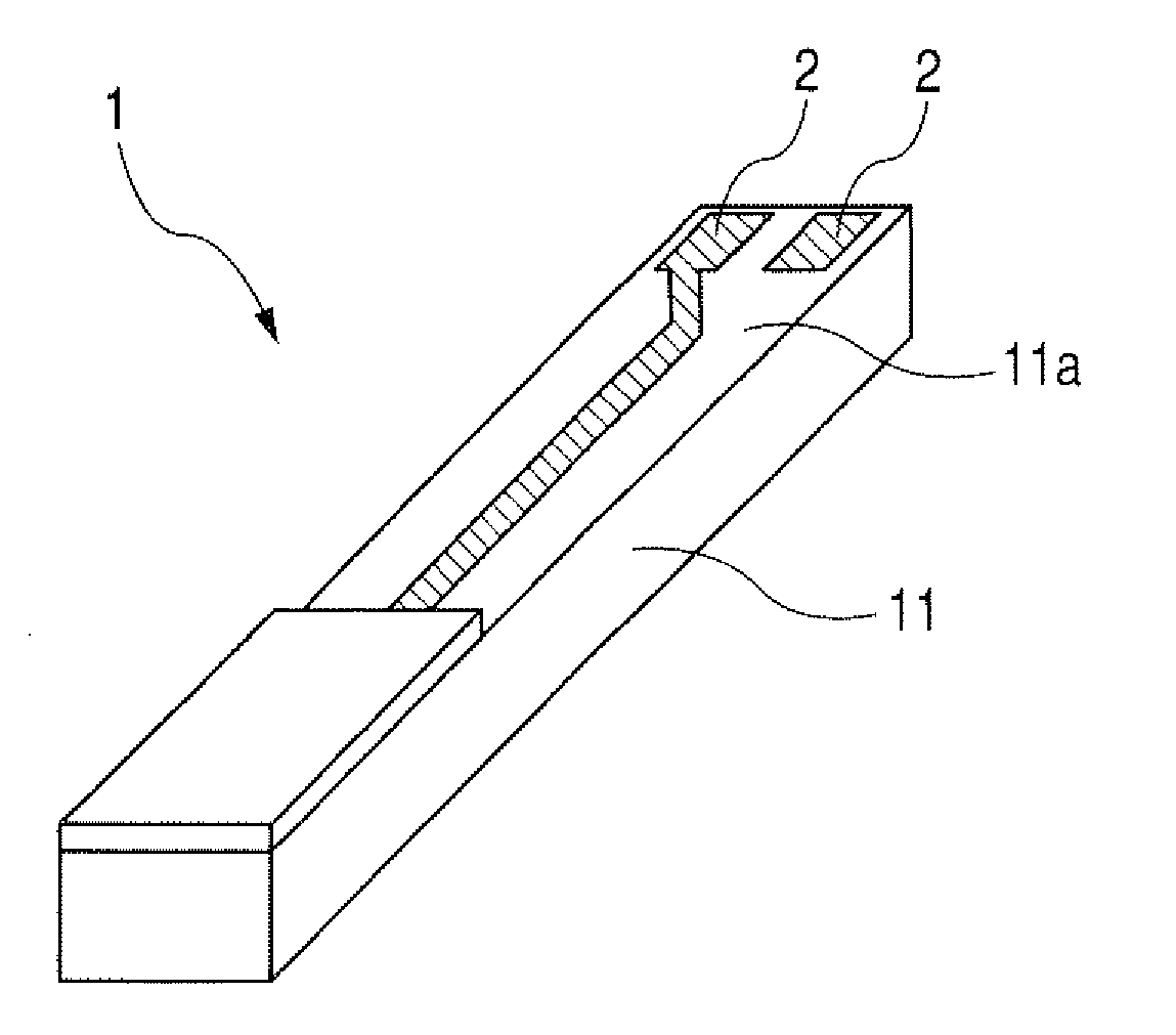 Gas sensing element and gas sensor using such gas sensing element