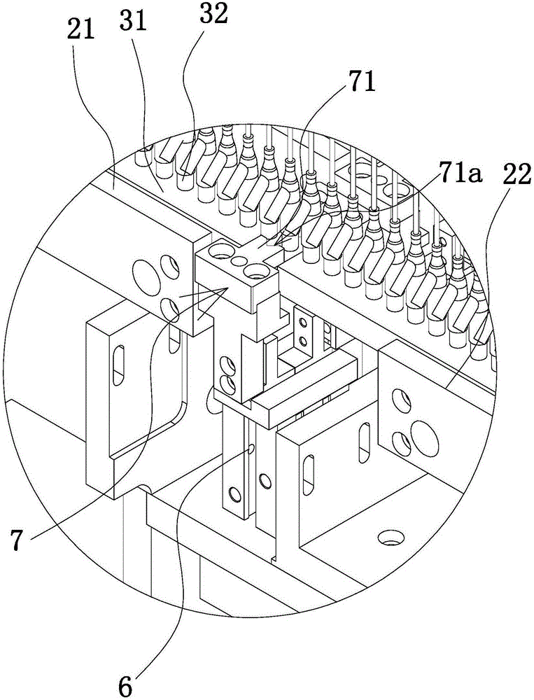 Carrier conveying device