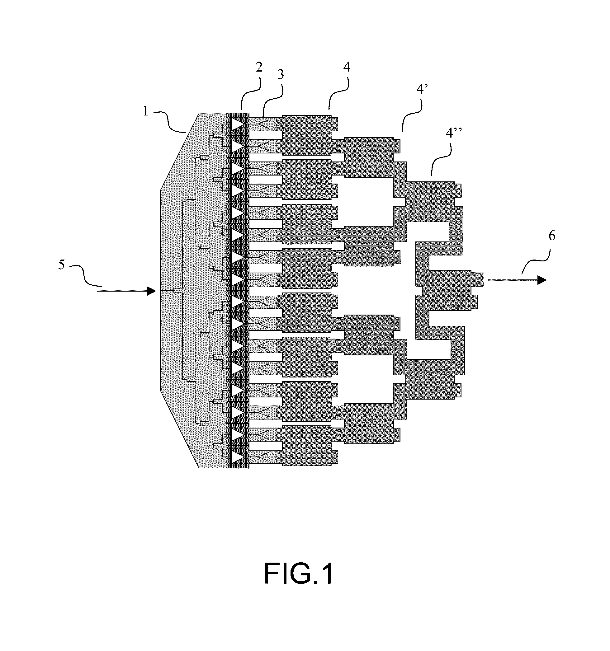 Radial power amplification device with phase dispersion compensation of the amplification paths