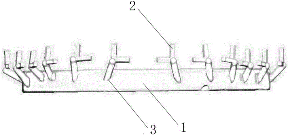 Navigation device used for aiding positioning of labial bracket, and manufacturing method thereof