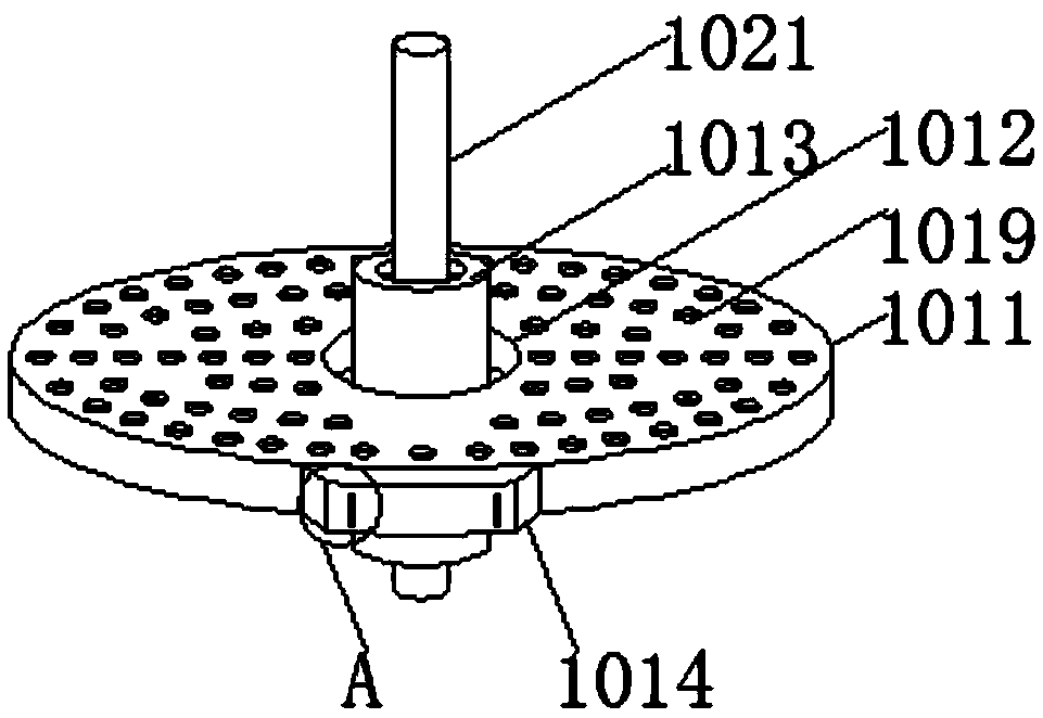 Liquid containing bottle used for unceasingly conducting spraying at multiple angles