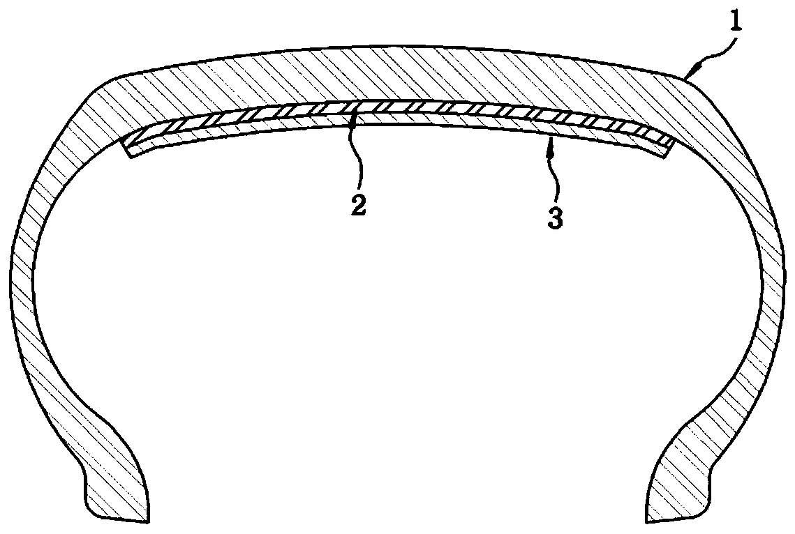 Cavity noise reduction tire and manufacturing method thereof