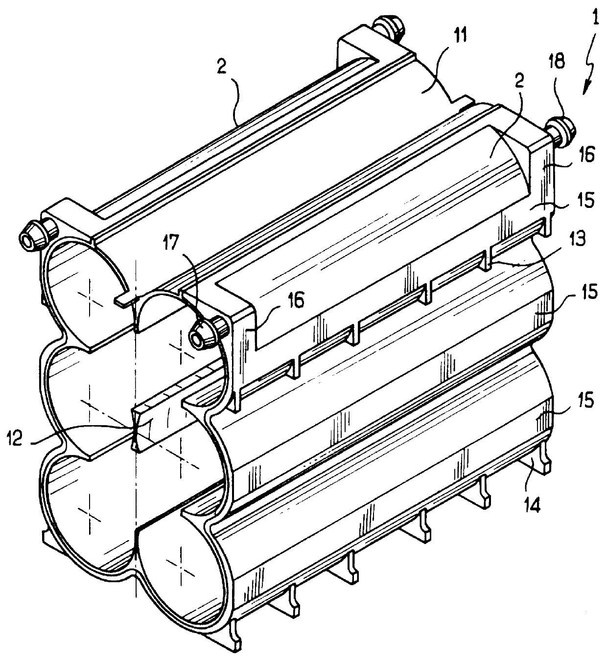 Device for controlling the temperature of a battery of electrochemical cells