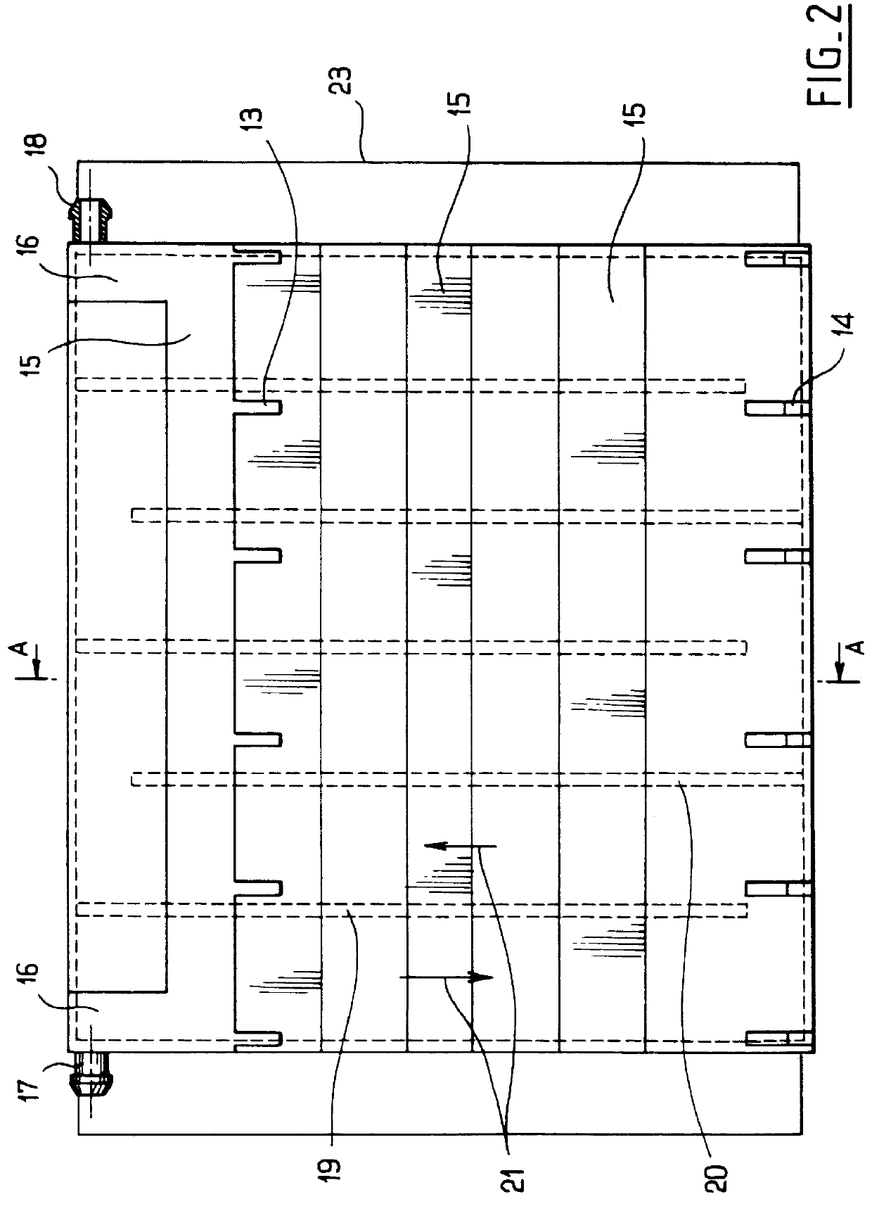 Device for controlling the temperature of a battery of electrochemical cells