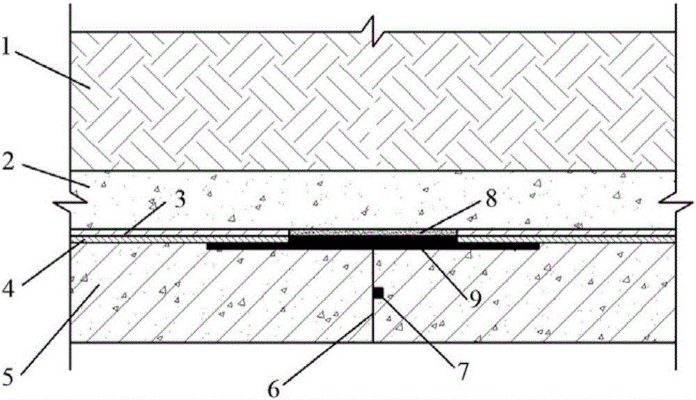 Tunnel waterproof division structure employing spraying waterproofing technology and implementing method thereof