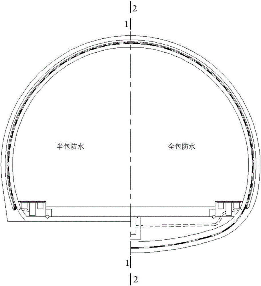 Tunnel waterproof division structure employing spraying waterproofing technology and implementing method thereof