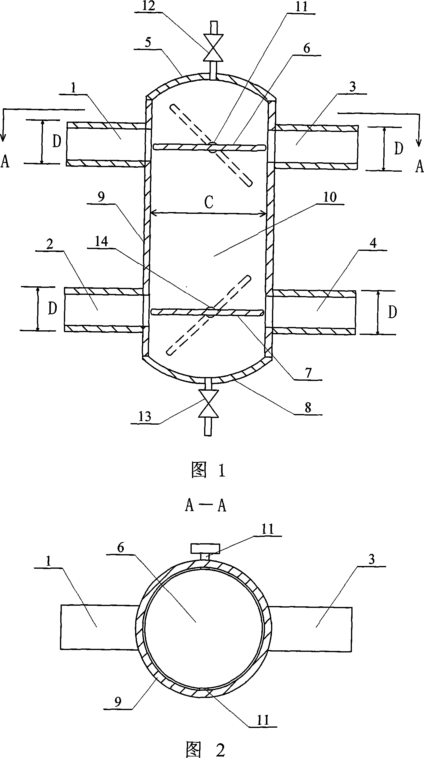 Water mixer capable of bi-directional mixing water and regulating water mixing proportion in heat-supplying running