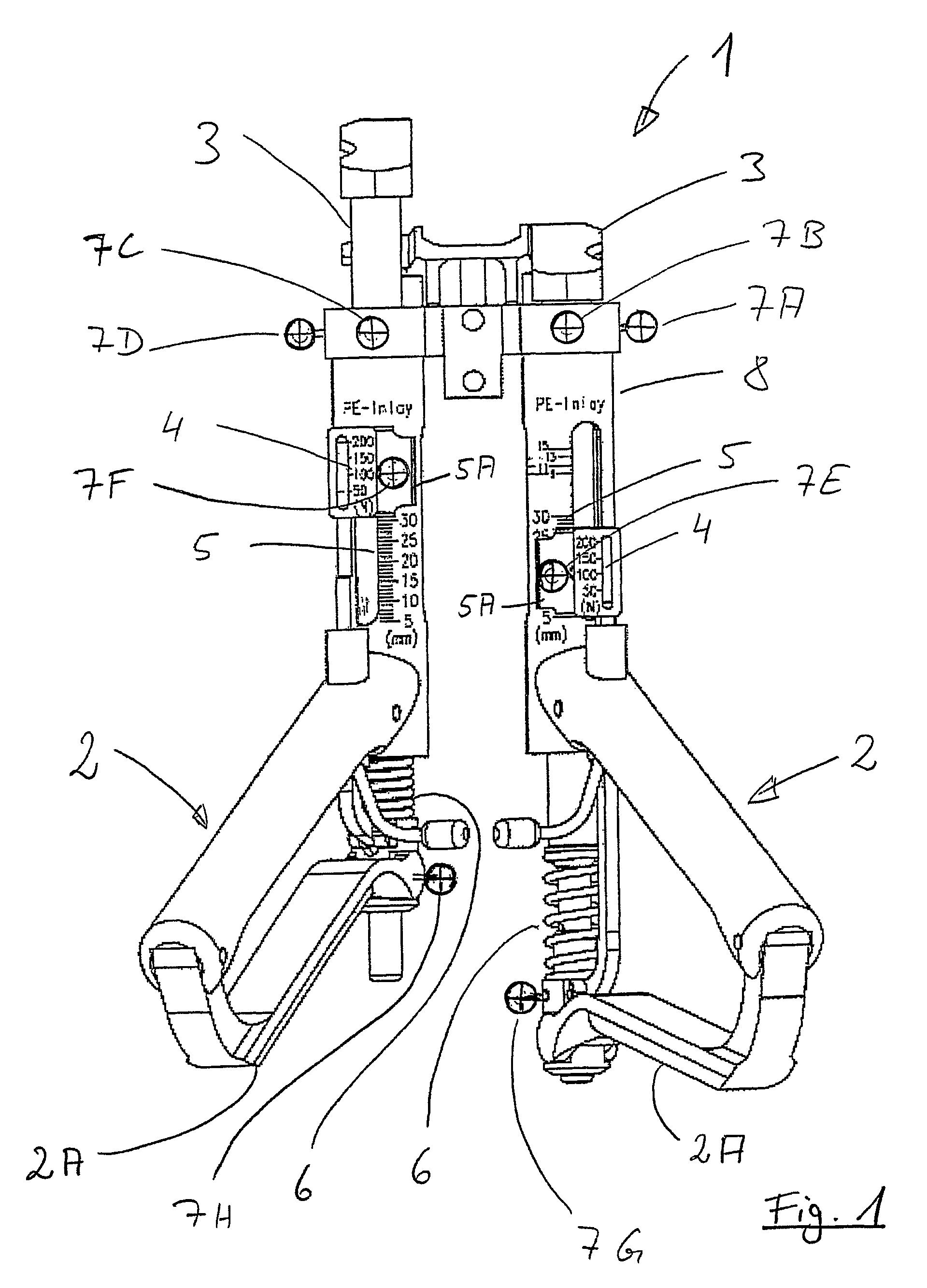 Device and method for ascertaining the force-displacement characteristic curve of one or more ligaments