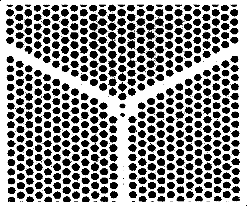 Photonic crystals splitter based on SOI and preparing method