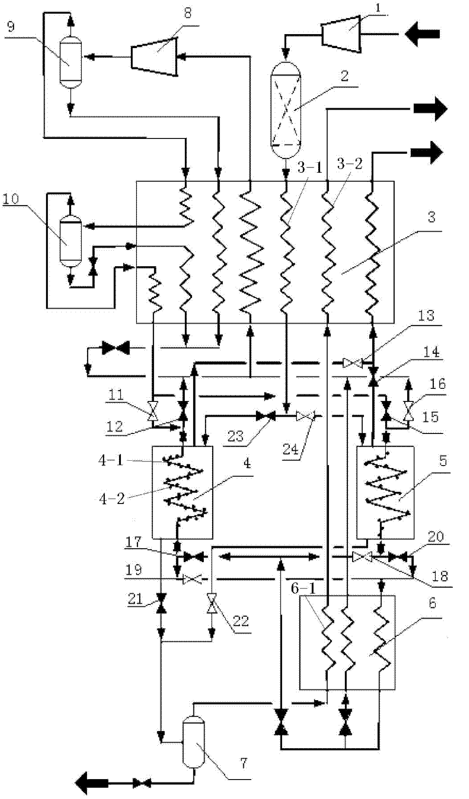 Low-temperature removing method of CO2 in natural gas and natural gas liquefying device adopting method