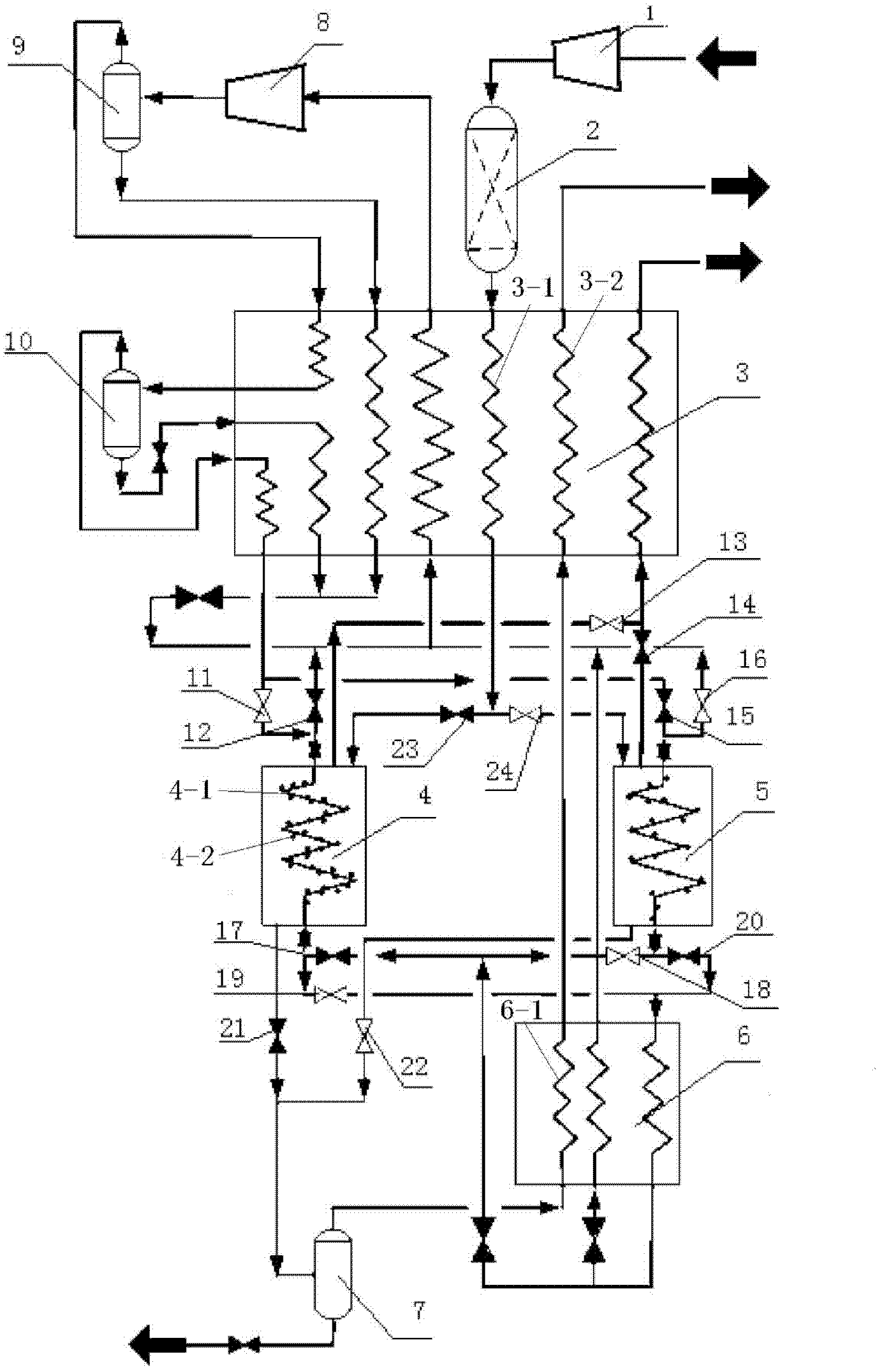 Low-temperature removing method of CO2 in natural gas and natural gas liquefying device adopting method