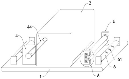 A conveying and leveling device for printing textile fabrics