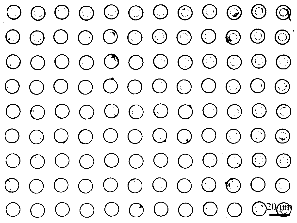 A kind of whispering gallery mode photonics device supported by pillars and its preparation method and application