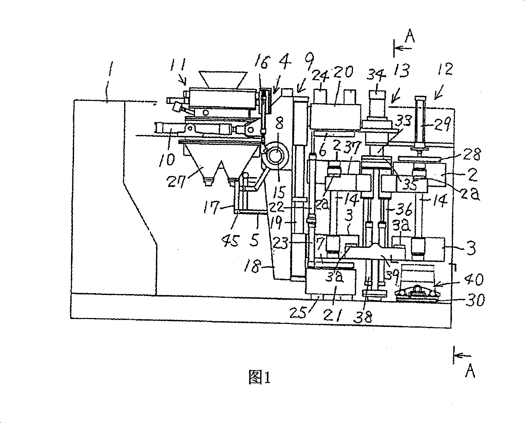 Method and device for forming flaskless cope and drag, and method of replacing matchplate